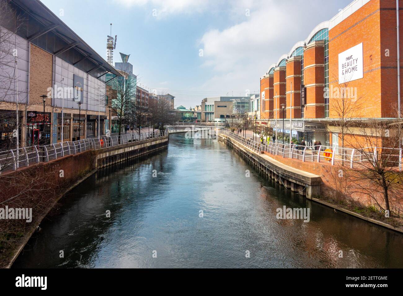 The River Kennet flows through the middle of The Oracle Shopping Centre in Reading, UK. The Riverside area is home to restaurants, cafes and a cinema. Stock Photo