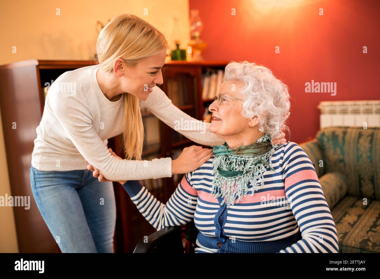 Бабушки хотят молодых. Посещение бабушки. Навещать бабушку. Внуки навещают бабушку.
