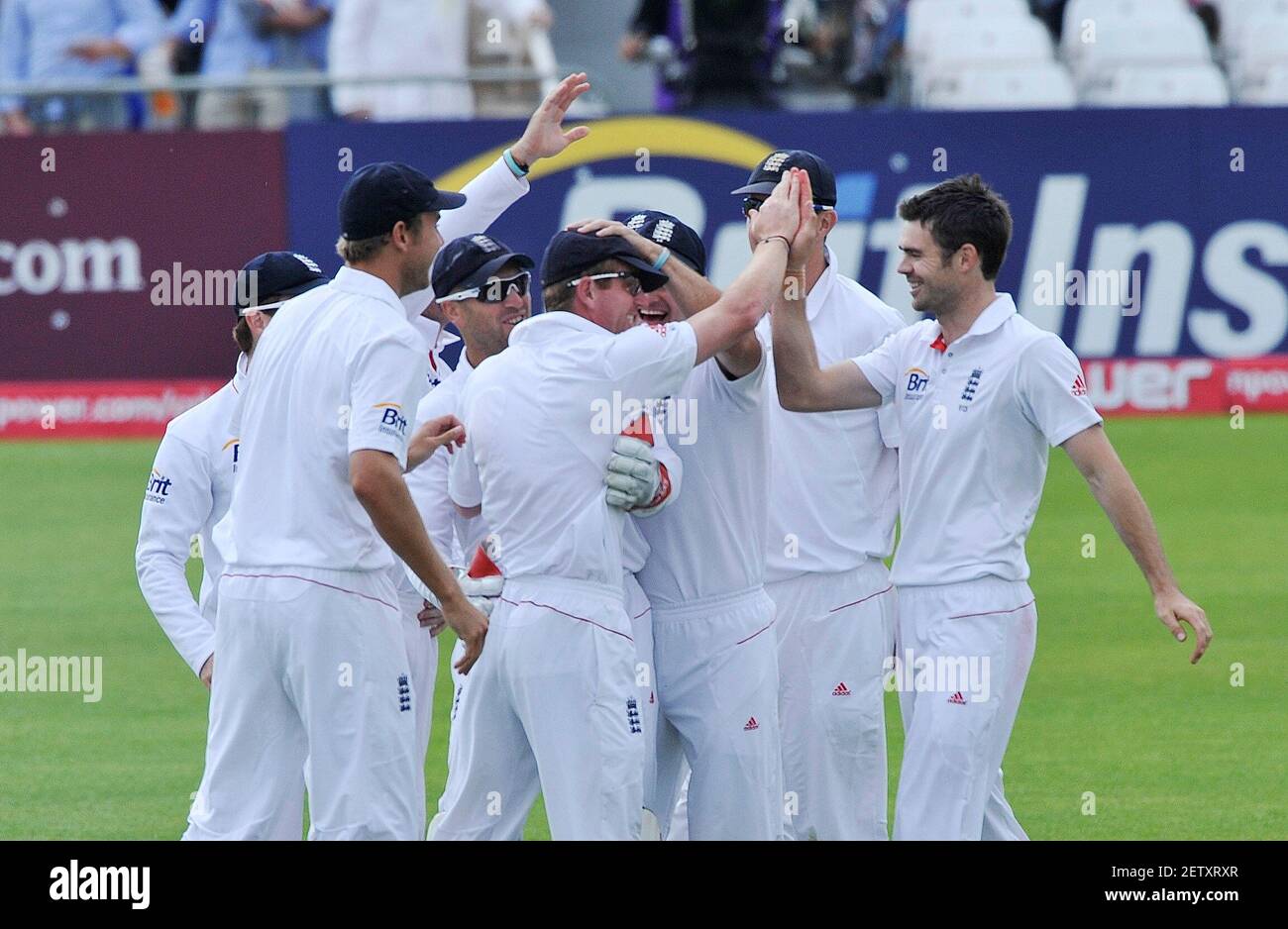 CRICKET ENGLAND V PAKISTAN 1st TEST AT TRENT BRIDGE  4th DAY 1/8/2010. ANDERSON AFTER GETTING HIS 10th WICKET OF THE MATCH WITH COLINGWOOD WHO CAUGHT IT. PICTURE DAVID ASHDOWN Stock Photo