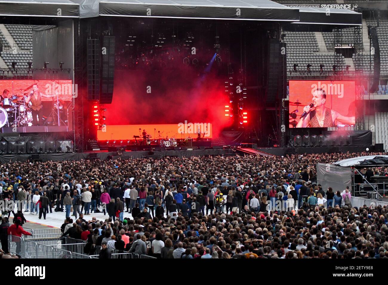 Depeche Mode performs live at Stade De France : Global Spirit Tour 2017 on  July 1, 2017. (Photo by Lionel Urman/Sipa USA) *** Please Use Credit from  Credit Field *** Stock Photo - Alamy