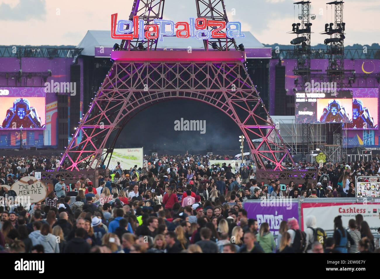 Fans enjoy the first edition of Lollapalooza Paris at the Hippodrome de  Longchamp, Paris on July 22, 2017. (Photo by Lionel Urman) *** Please Use  Credit from Credit Field *** Stock Photo - Alamy