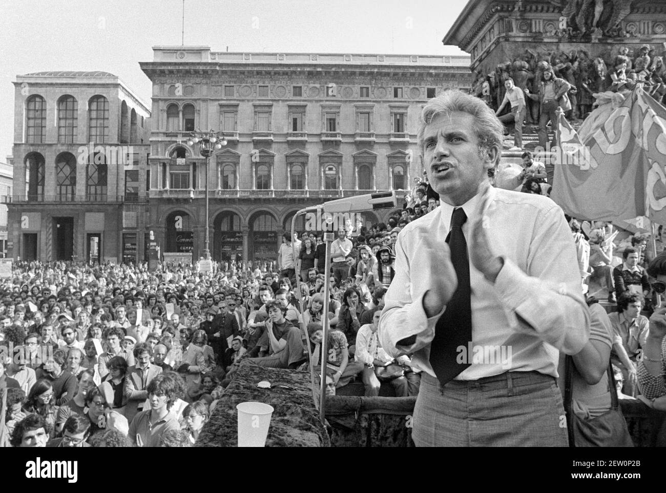 Milano (Italy), 1975 speech by Lucio Magri for Proletarian Democracy in Duomo Square Stock Photo