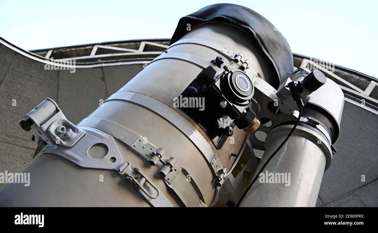Optical telescope under dome of astronomic observatory Stock Photo Alamy