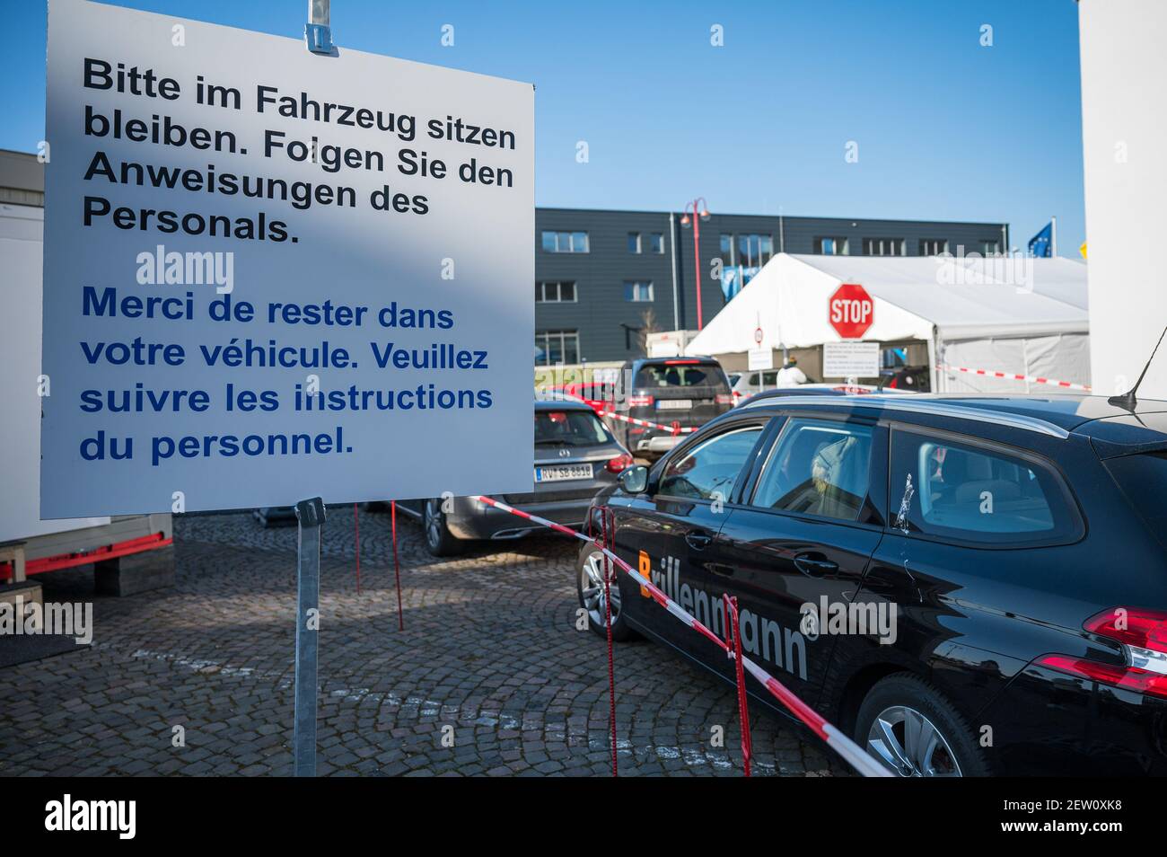 02 March 2021, Saarland, Saarbrücken: Cars pass the German-French Corona test centre at the Goldene Bremm border crossing. Since Tuesday, the Moselle department has officially been considered a virus variant area. Anyone who wants to cross the border must be able to present a negative test. Every day, about 16,000 commuters commute from Moselle to Saarland. Photo: Oliver Dietze/dpa Stock Photo