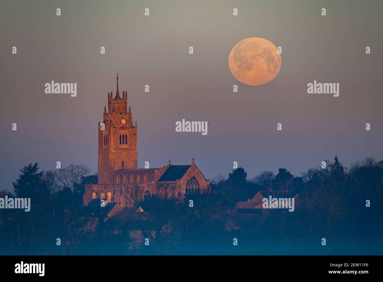 Moonset behind St Andrew's Church, Sutton-in-the-Isle, Cambridgeshire, UK Stock Photo