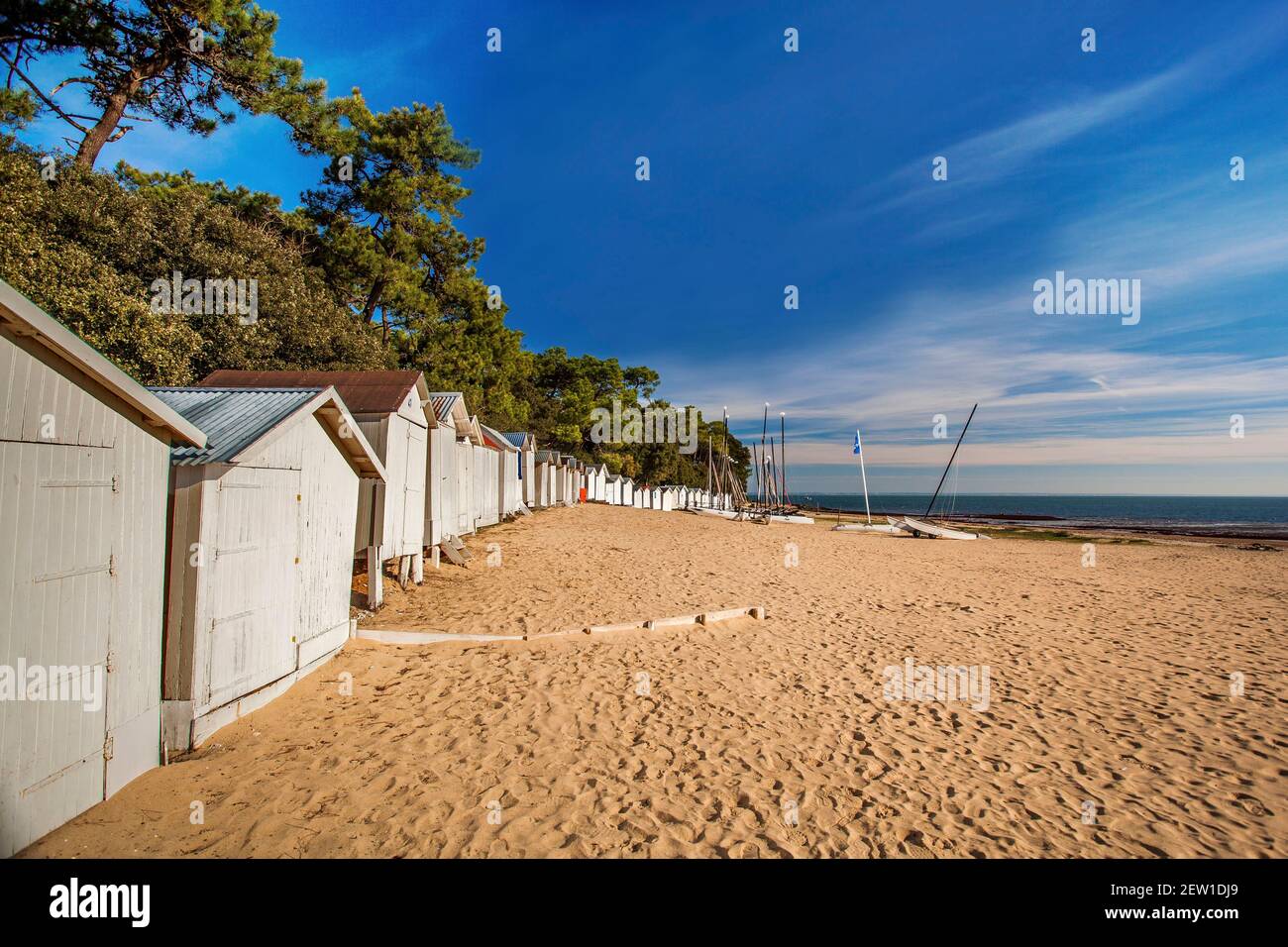 France, Vendée (85), île de Noirmoutier, Noirmoutier-en-l'Ile, le Bois de  la Chaise, le cercle de voile et les cabines de la plage des Dames Stock  Photo - Alamy