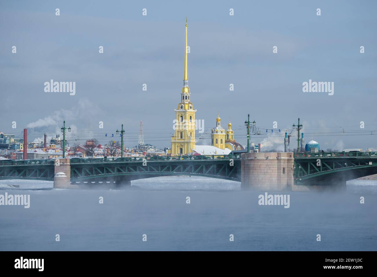 Palace Bridge and Peter and Paul Cathedral on the winter Neva river on a frosty day. Saint-Petersburg, Russia Stock Photo