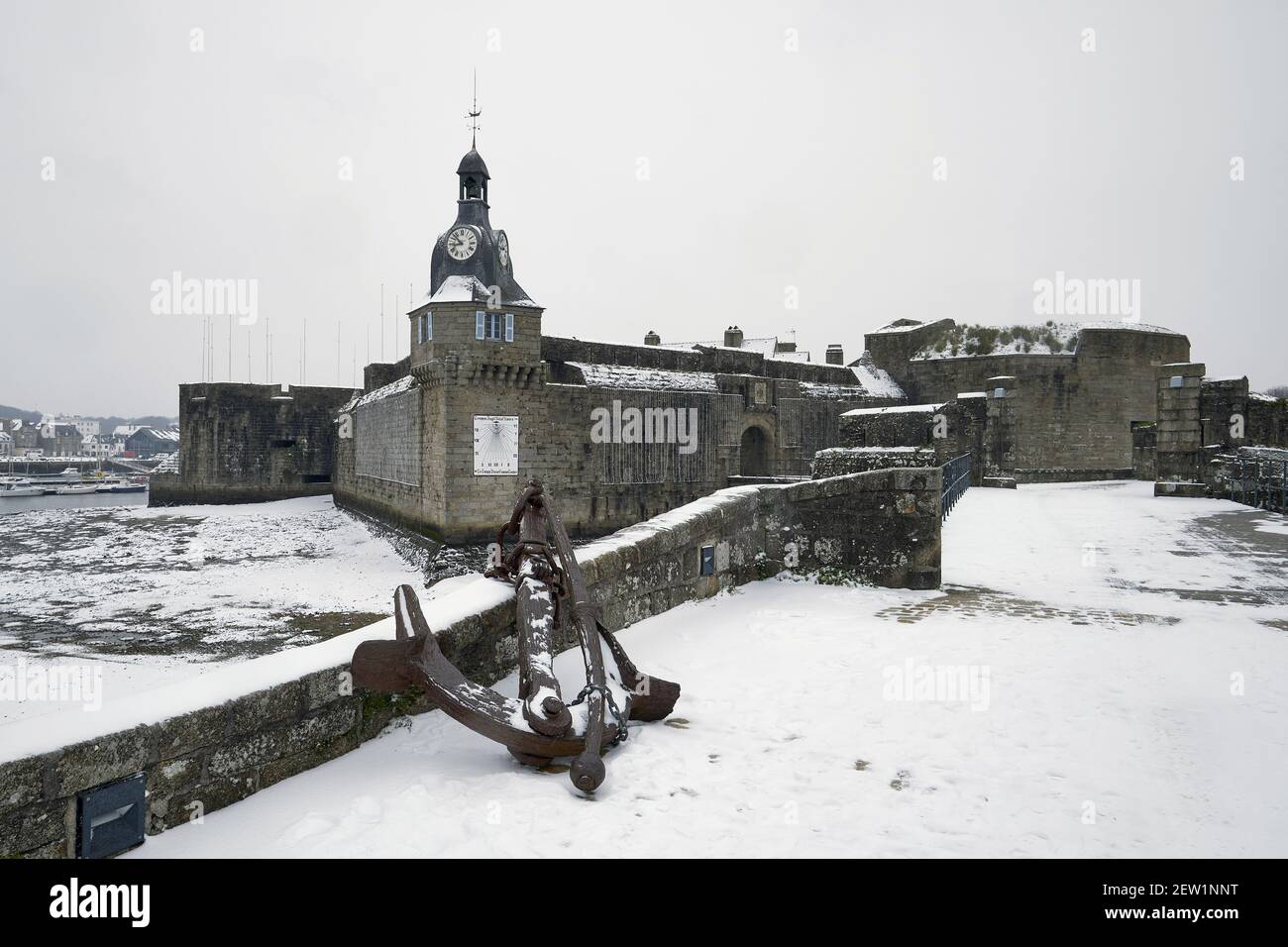 France, Finistère (29), Concarneau, épisode neigeux sur la ville le 11/02/2021, la ville close Stock Photo