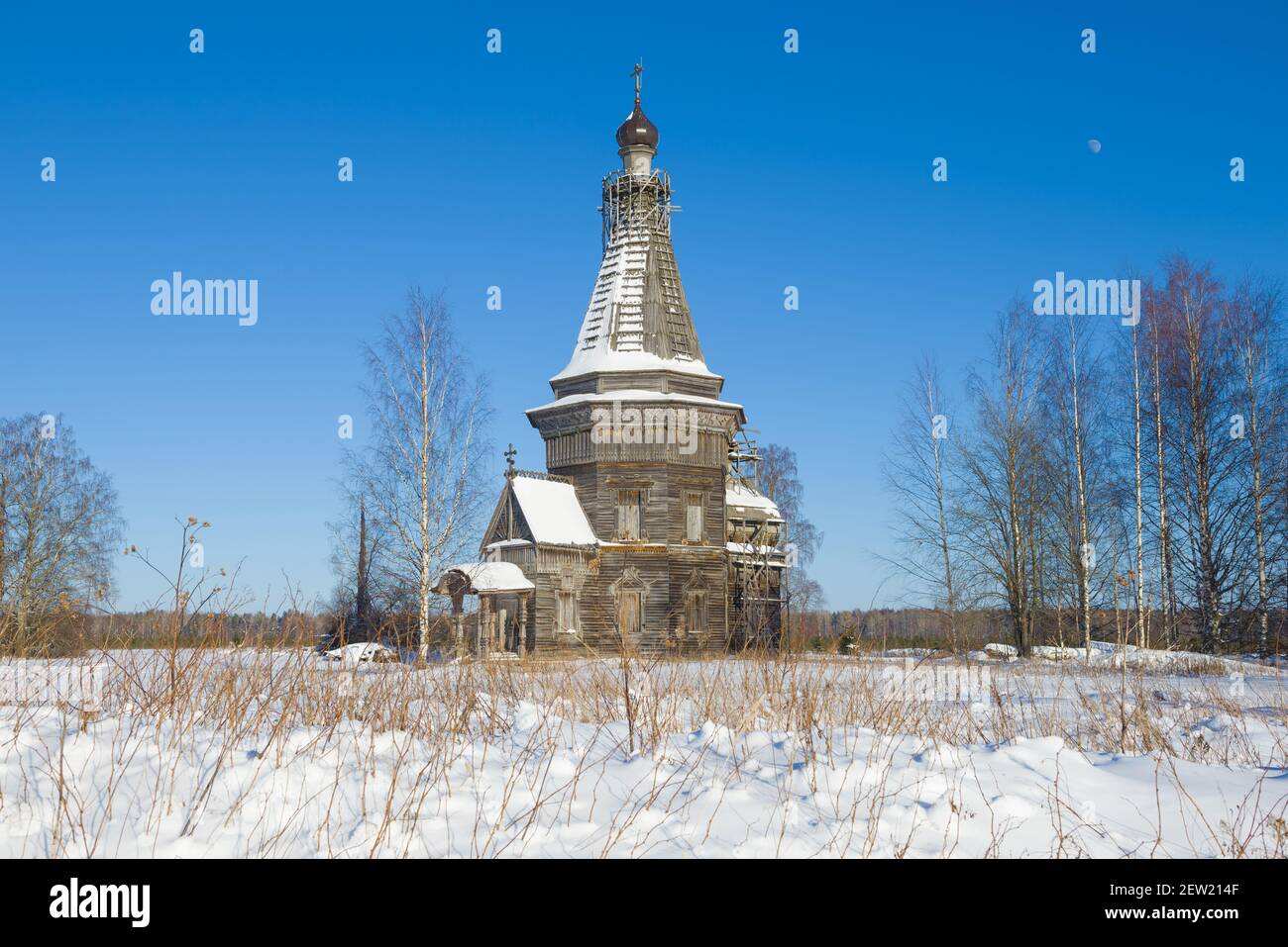 Ancient Sreteno-Mikhailovskaya Church (1655) in a winter landscape. Krasnaya Lyaga, Kargopol district. Arakhangelsk region, Russia Stock Photo