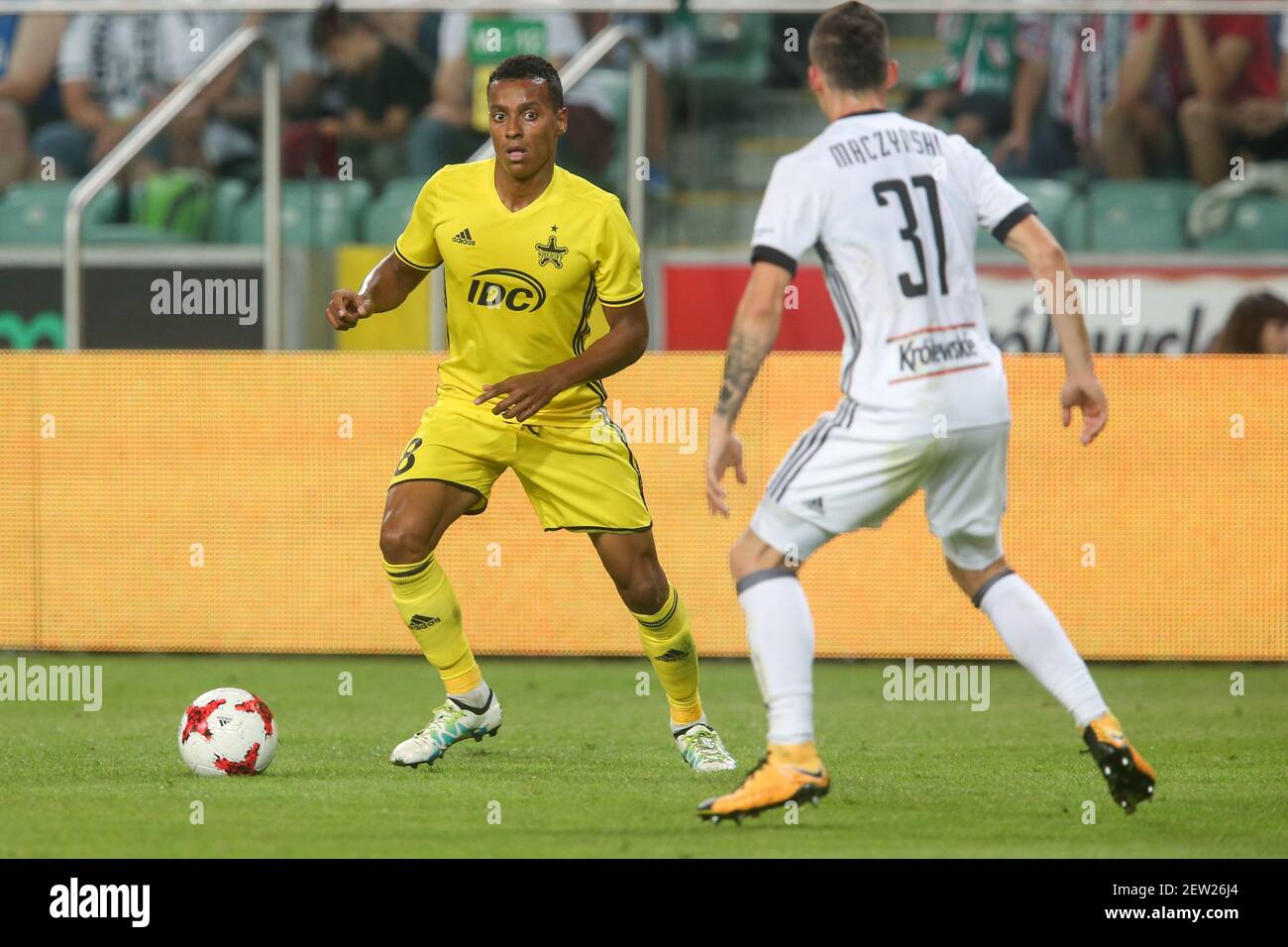 17.08.2017, Warszawa, pilka nozna, Legia Warszawa - FC Sheriff Tiraspol, play-off, Liga Europy, Jeremy do Nooijer (Sheriff), Krzysztof Maczynski (Legia), UEFA Europa League play-off, Legia Warsaw - FC Sheriff Tiraspol, football, fot. Tomasz Jastrzebowski / Foto Olimpik Stock Photo