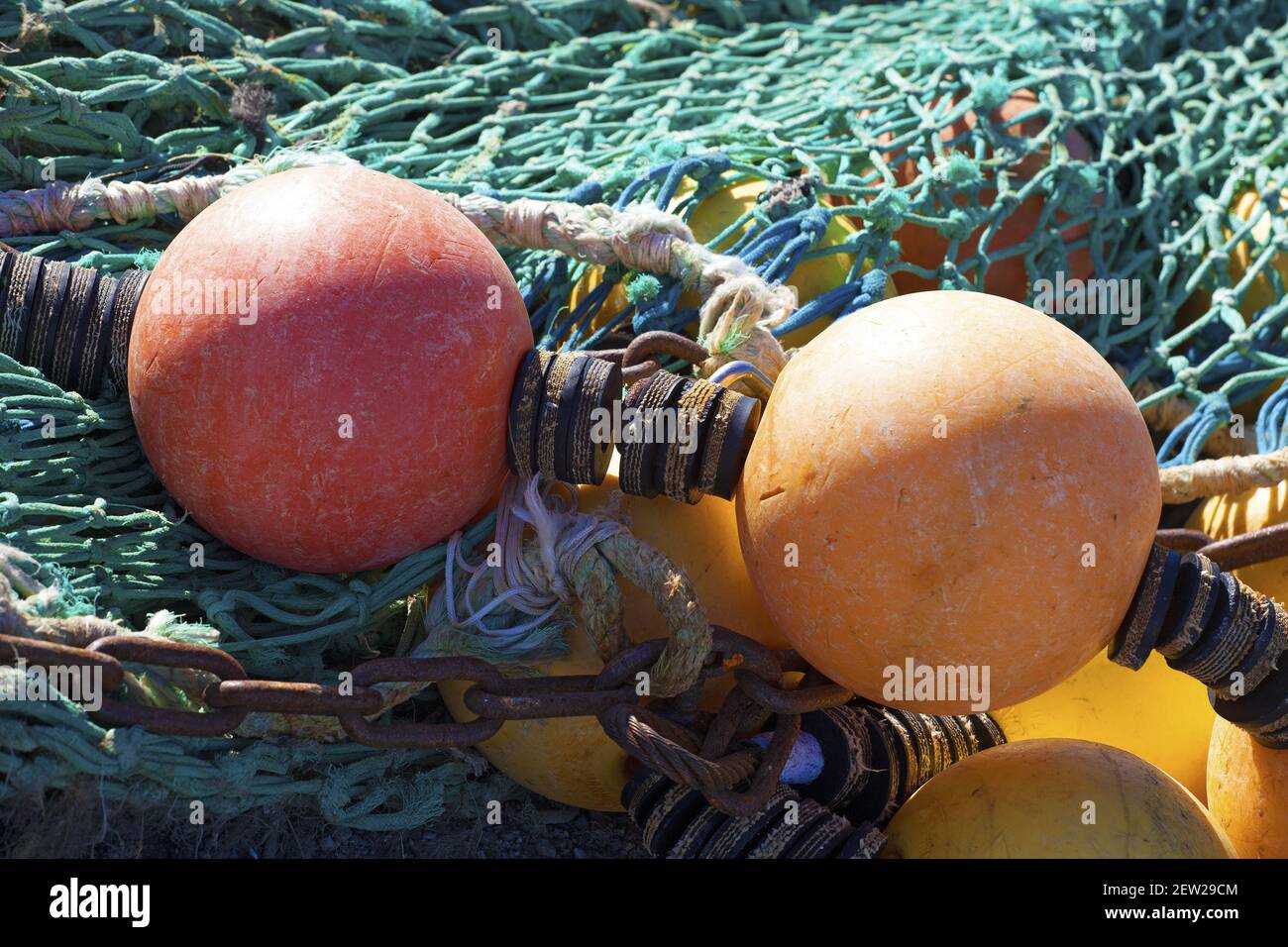 France, Finistère (29), Pays Bigouden, Le Guilvinec, premier port de pêche artisanale de France, 18h00 : Atmosphère iodée en soirée sur le port, bouées et filets de pêche Stock Photo