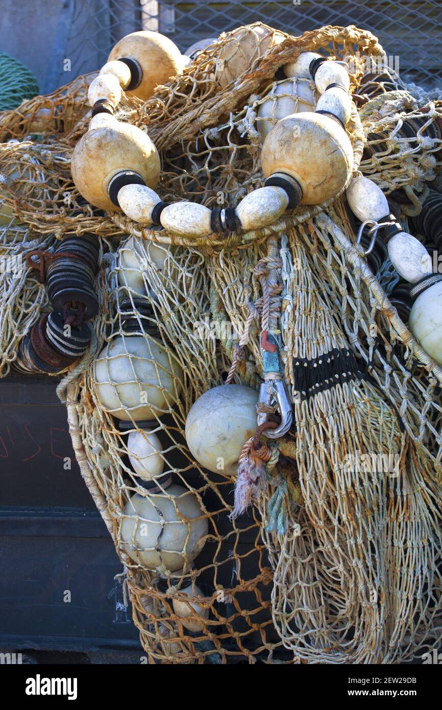 France, Finistère (29), Pays Bigouden, Le Guilvinec, premier port de pêche artisanale de France, atmosphère iodée en soirée sur le port, bouées et filets de pêche Stock Photo