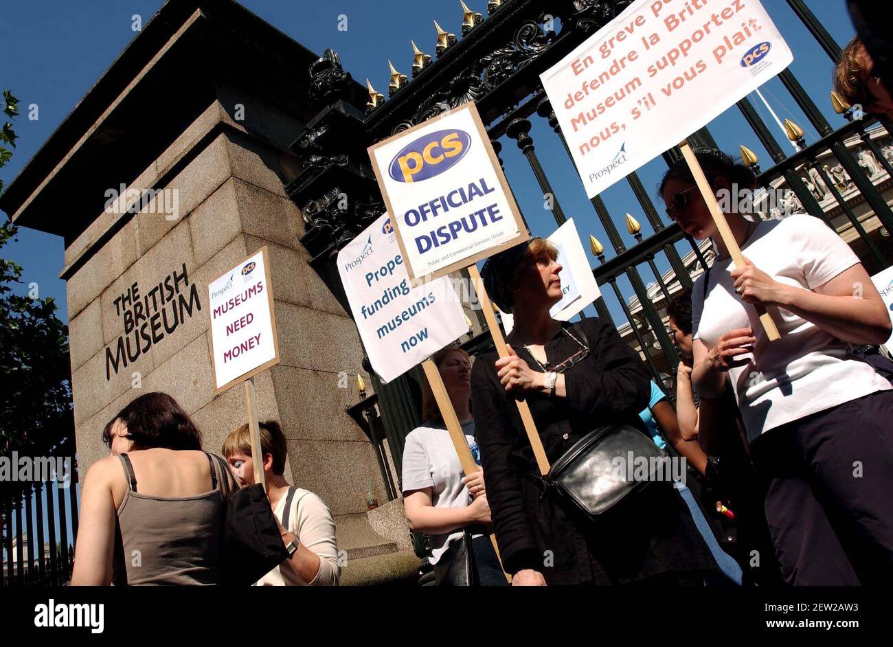 The British Museum workers on strike today as a protest to job cuts and declining financng from the government.17 June 2002 photo Andy Paradise Stock Photo