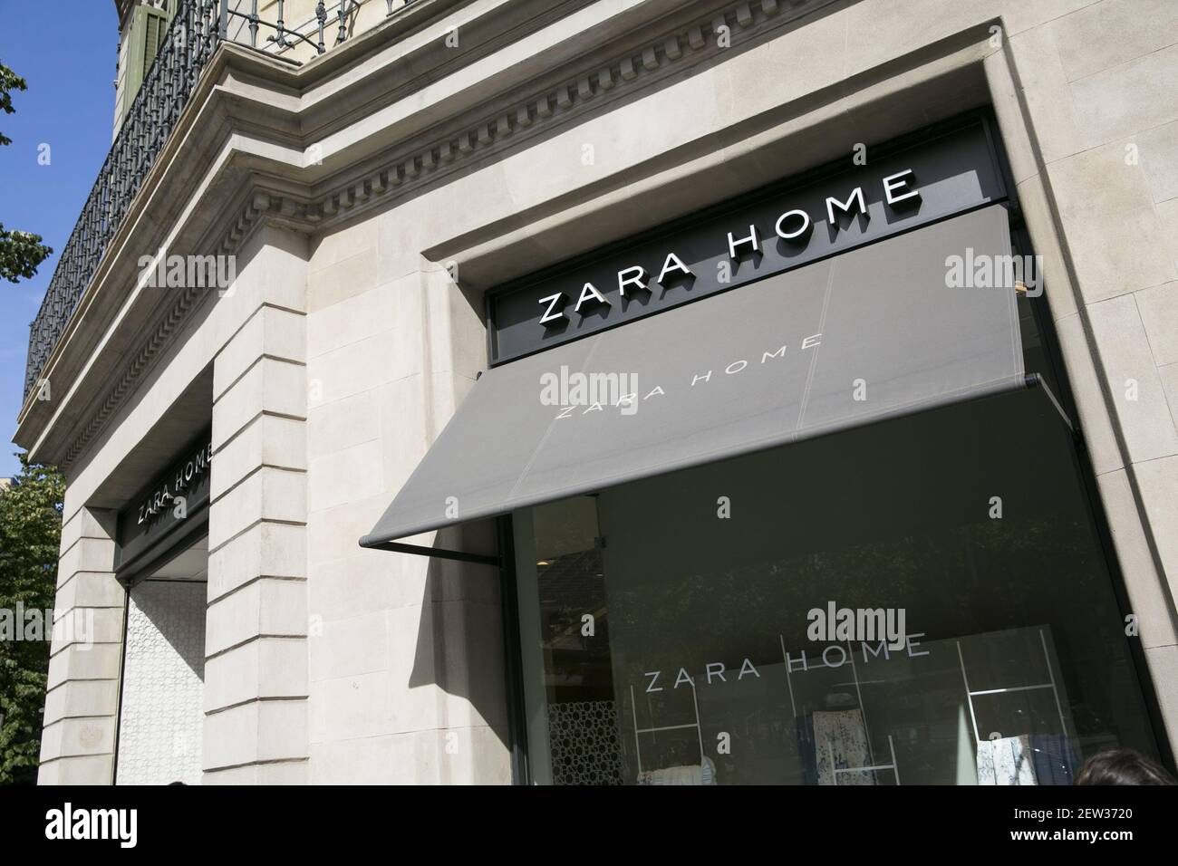 A logo sign outside of a Zara Home retail store in Barcelona, Spain on  August 30, 2017. Photo by Kristoffer Tripplaar Stock Photo - Alamy