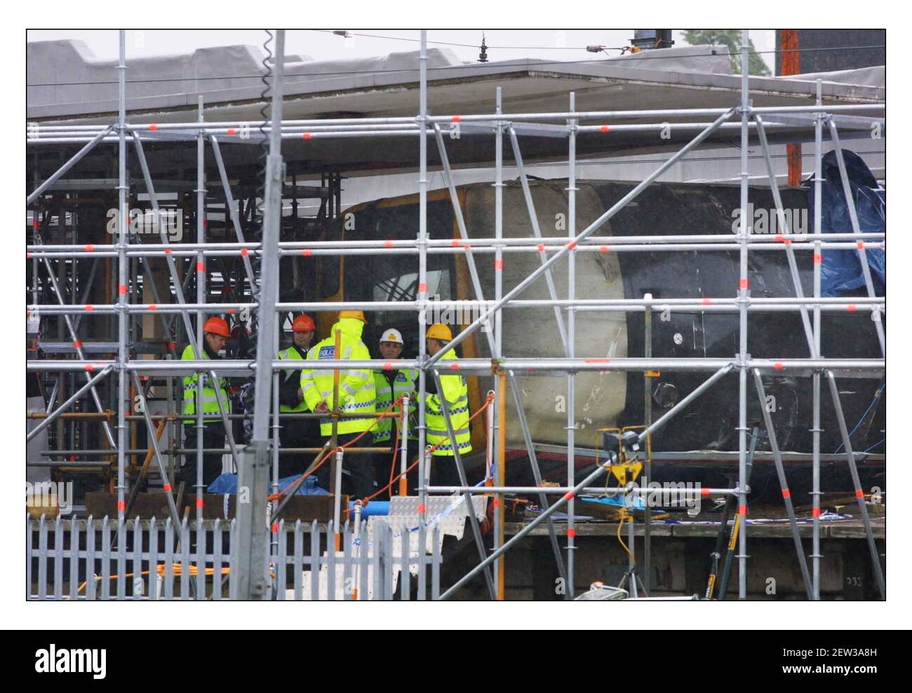 Potters Bar rail crash....day 4pic David Sandison 13/5/2002 Stock Photo