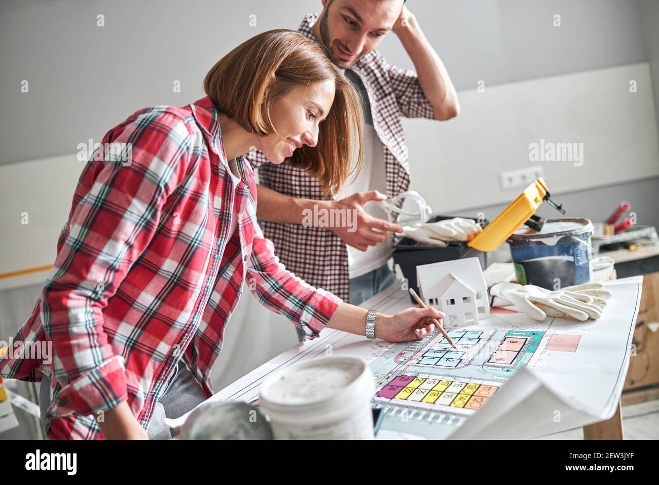 Young woman leaning over desk hi-res stock photography and images - Alamy