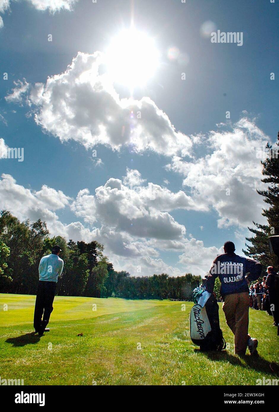 VOLVO PGA CHAMPIONSHIP AT WENTWORTH 23/5/2002 COLIN MONTGOMERIE jose maria olazabal 2ND ON THE 12TH PICTURE DAVID ASHDOWN.GOLF Stock Photo
