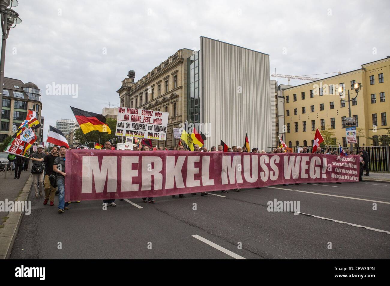 plus Uiterlijk Huisdieren About 400 participants marched through Berlin's Mitte district as part of  the 7th (and last) demonstration under the title "Merkel Muss Weg" (Merkel  must go), on September 9, 2017. The marchers, affiliated