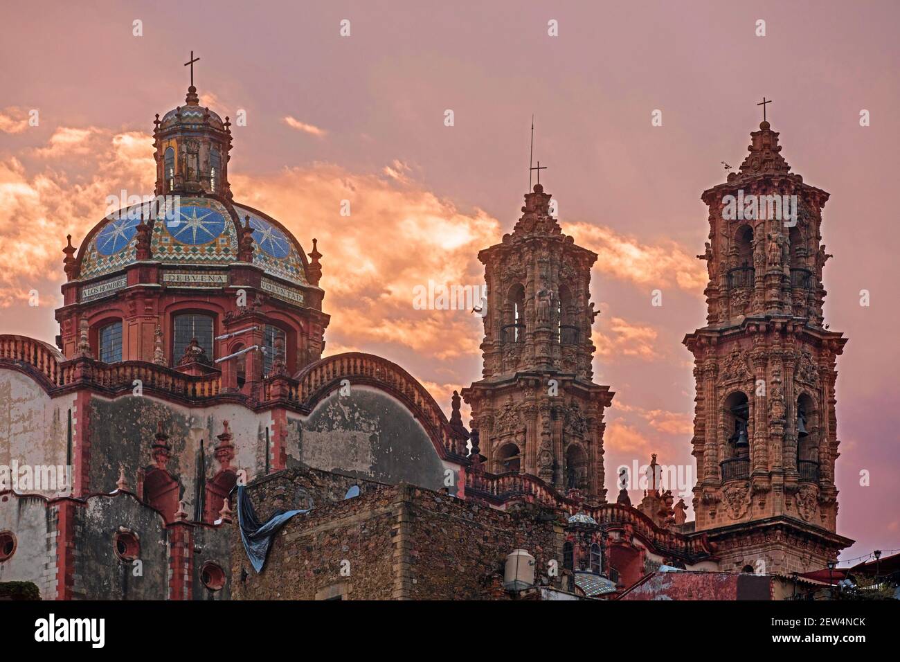 18th century Church of Santa Prisca with its Churrigueresque twin towers in the colonial city centre of Taxco de Alarcón at sunset, Guerrero, Mexico Stock Photo