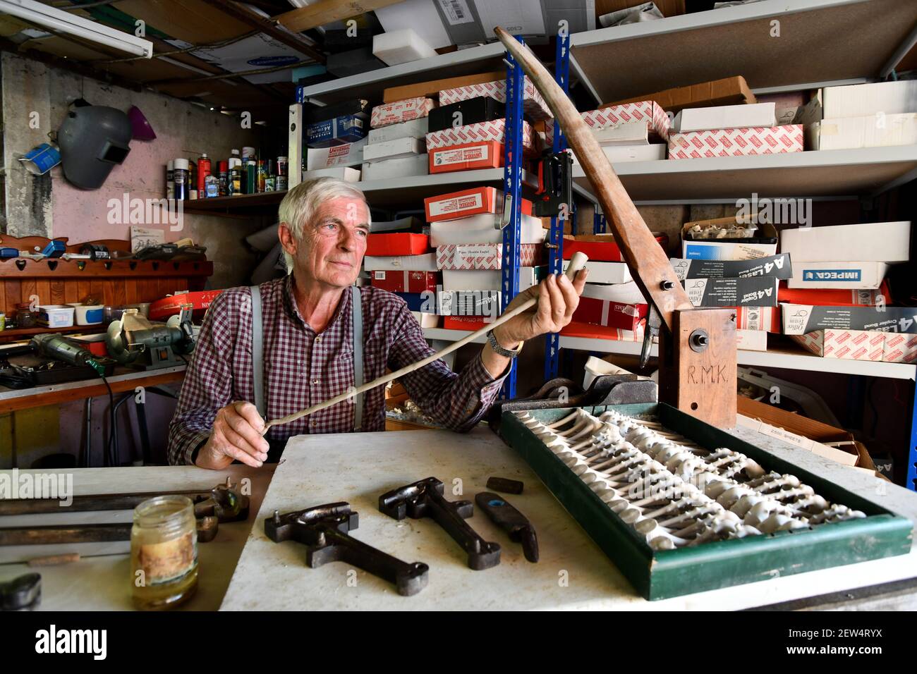 Clay pipe maker Rex Key Stock Photo Alamy