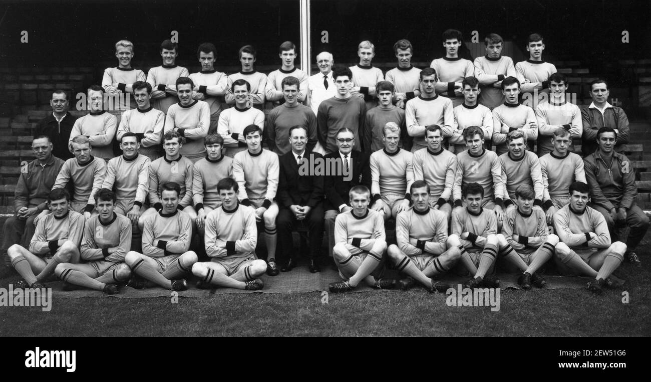 Wolverhampton Wanderers Football Club team photocall 1967 with manager Ronnie Allen (seated right) icnluding Ron Flowers, Peter Knowles, Allun Evans, Dave Wagstaffe, Ted Farmer, Stock Photo