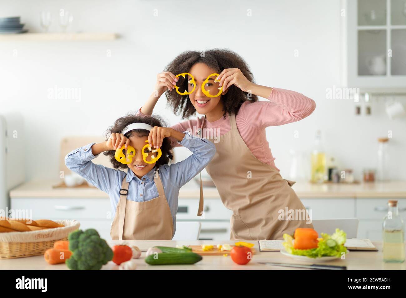 https://c8.alamy.com/comp/2EW5ADH/black-mom-and-daughter-playing-with-food-in-the-kitchen-2EW5ADH.jpg