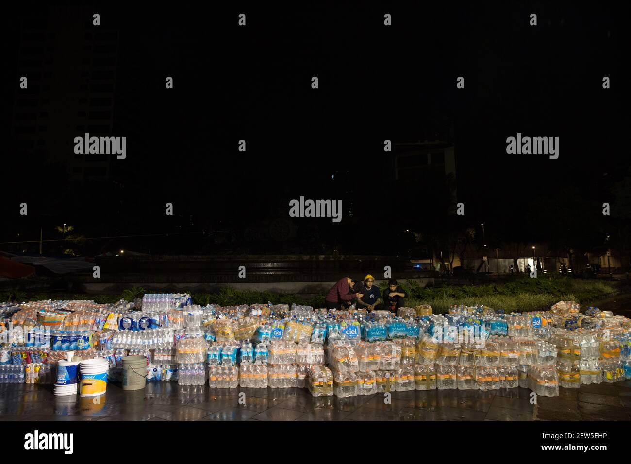 Volunteers organize bottled water and donated supplies at a collection point in Plaza de Cibeles in Mexico City, Mexico on September 21, 2017. On September 19, 2017, a 7.1 magnitude earthquake rocked Central Mexico, killing more than 200 hundreds people and causing serious damage to buildings in the capital. The worst earthquake in the history of Mexico occurred on September 19, 1985, killing nearly 10,000 people. (Photo by Bénédicte Desrus/Sipa USA) Stock Photo
