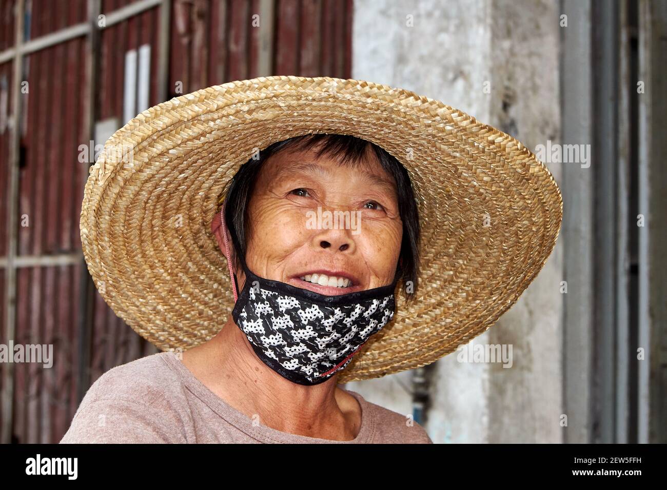 Chinese woman straw hat hi res stock photography and images Alamy