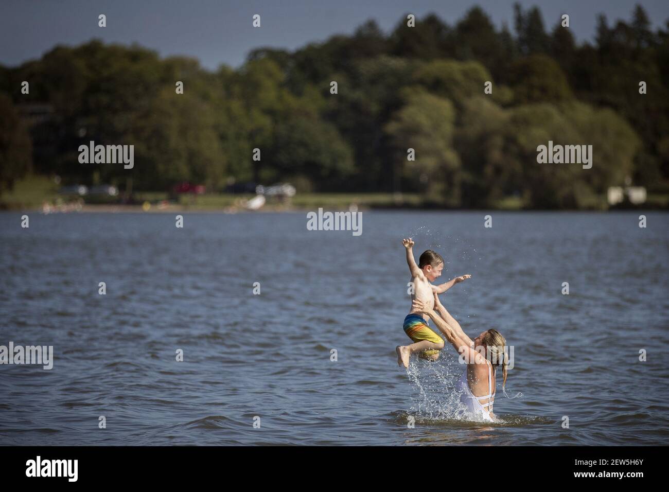 Willow Anderson throws up her son Henrik, 5, into the air in Lake Nokomis on the first day of autumn, Friday, Sept. 22, 2017 in Minneapolis, Minn. Highs were in the 90's, and the heat index reached 100 degrees. (Photo by Leila Navidi/Minneapolis Star Tribune/TNS/Sipa USA) Stock Photo