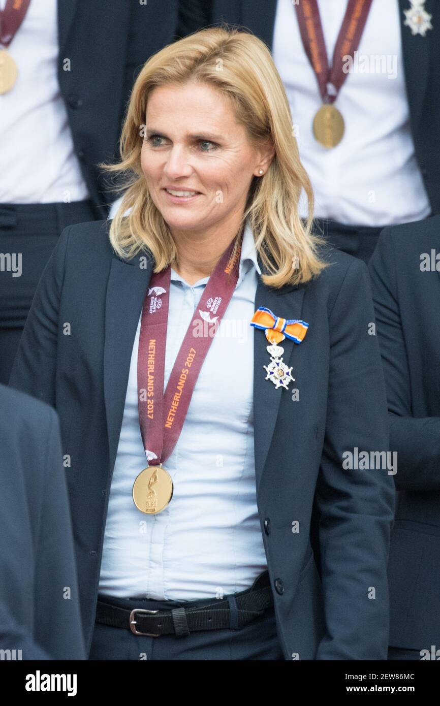 The Dutch women's soccer team get honoured and visit King Willem ...