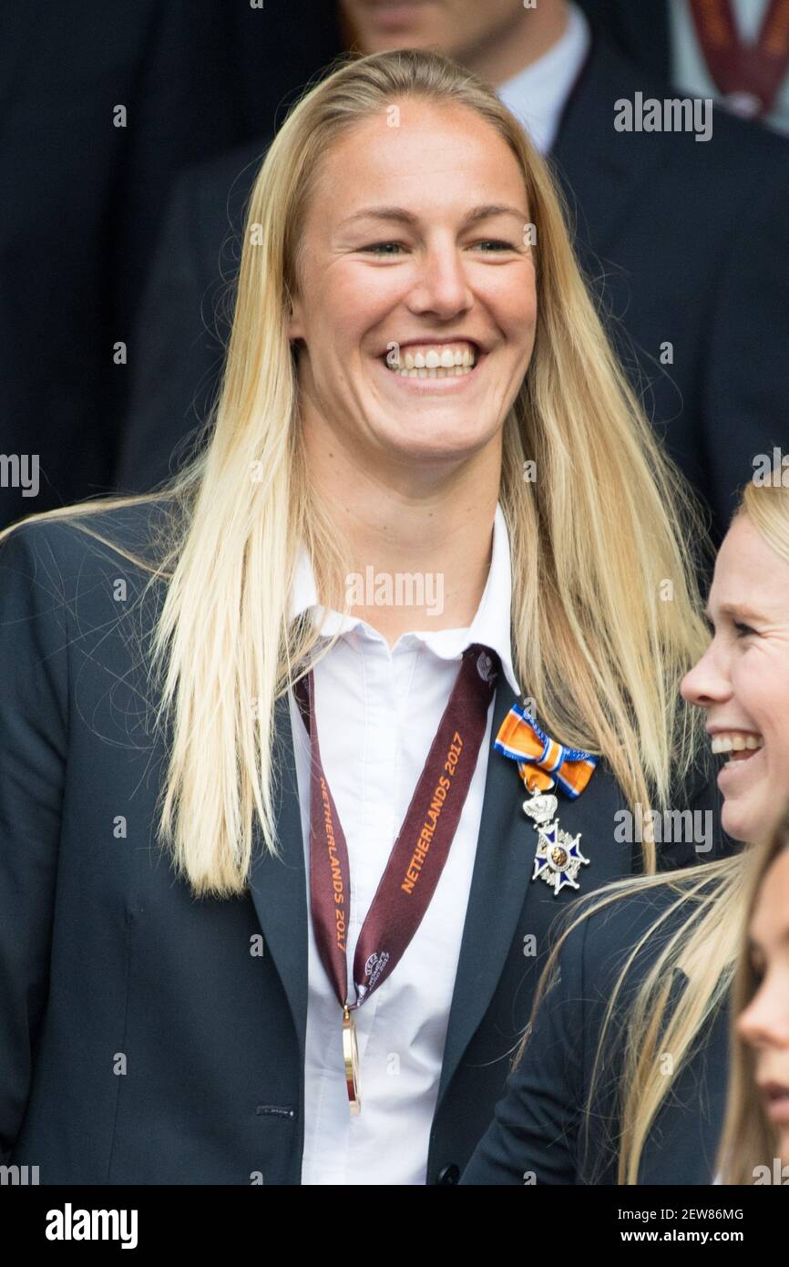 The Dutch women's soccer team get honoured and visit King Willem ...