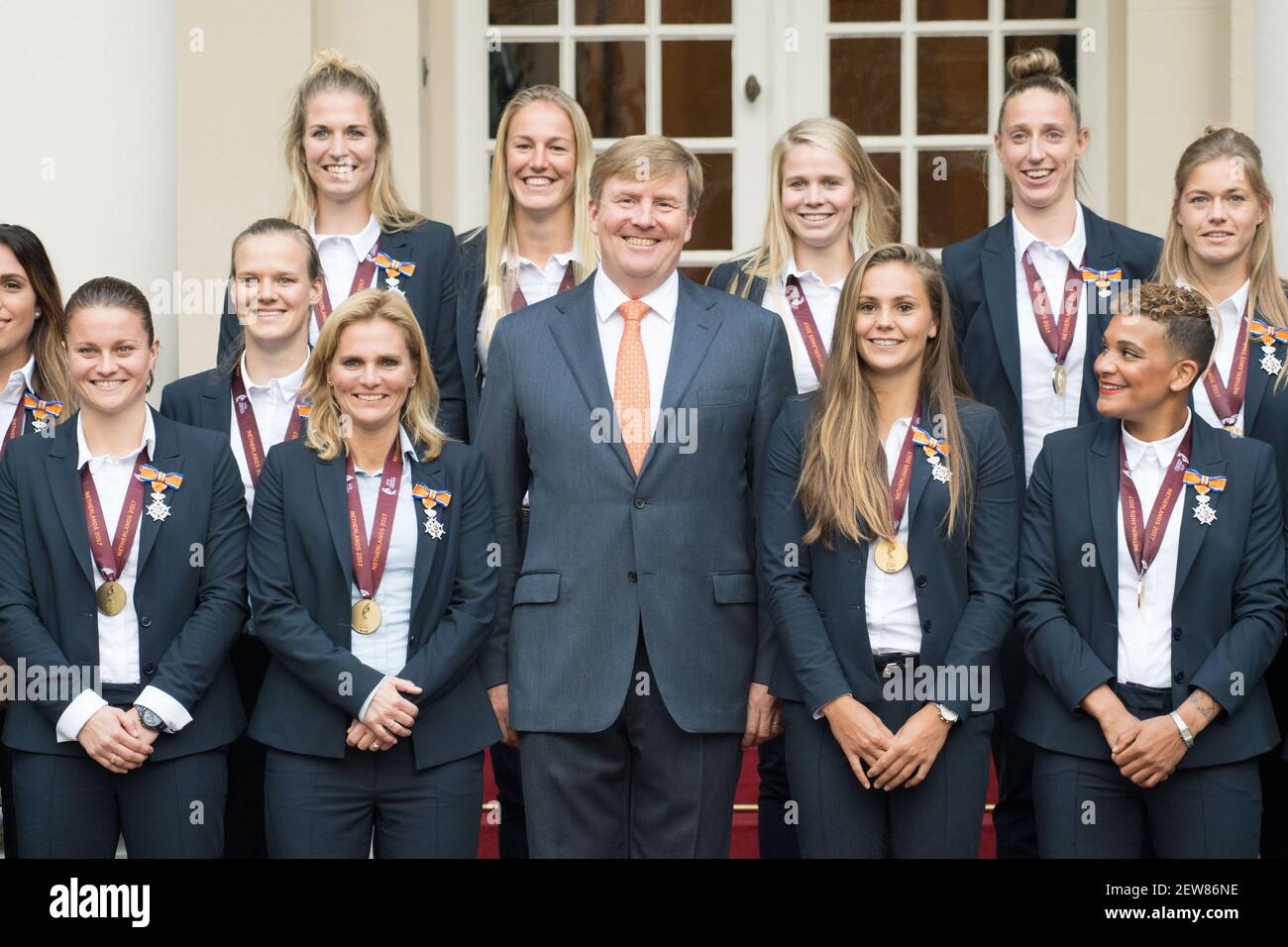 The Dutch women's soccer team get honoured and visit King Willem ...