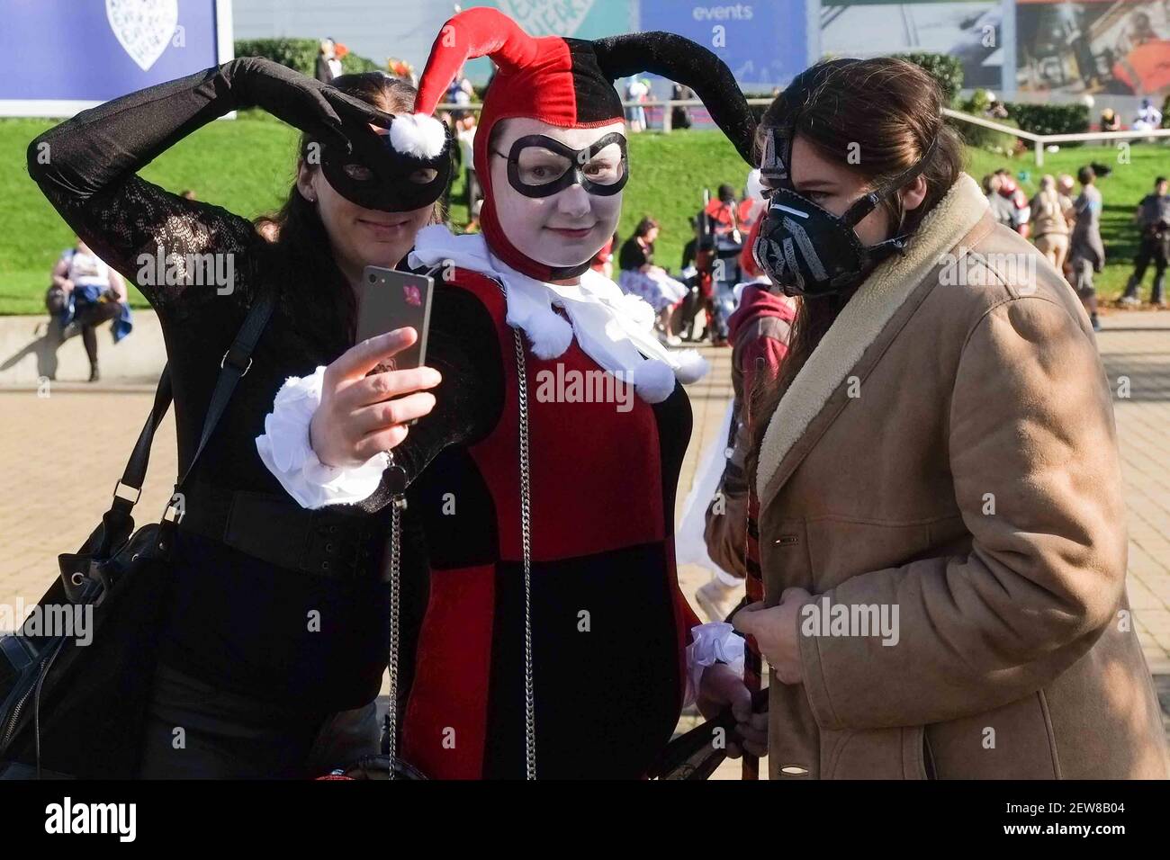 Comic Con fans of Batman dressed as Bane Catwoman Harley Quinn arrive Comic Con fans of Batman dressed as Bane Catwoman Harley Quinn arrive