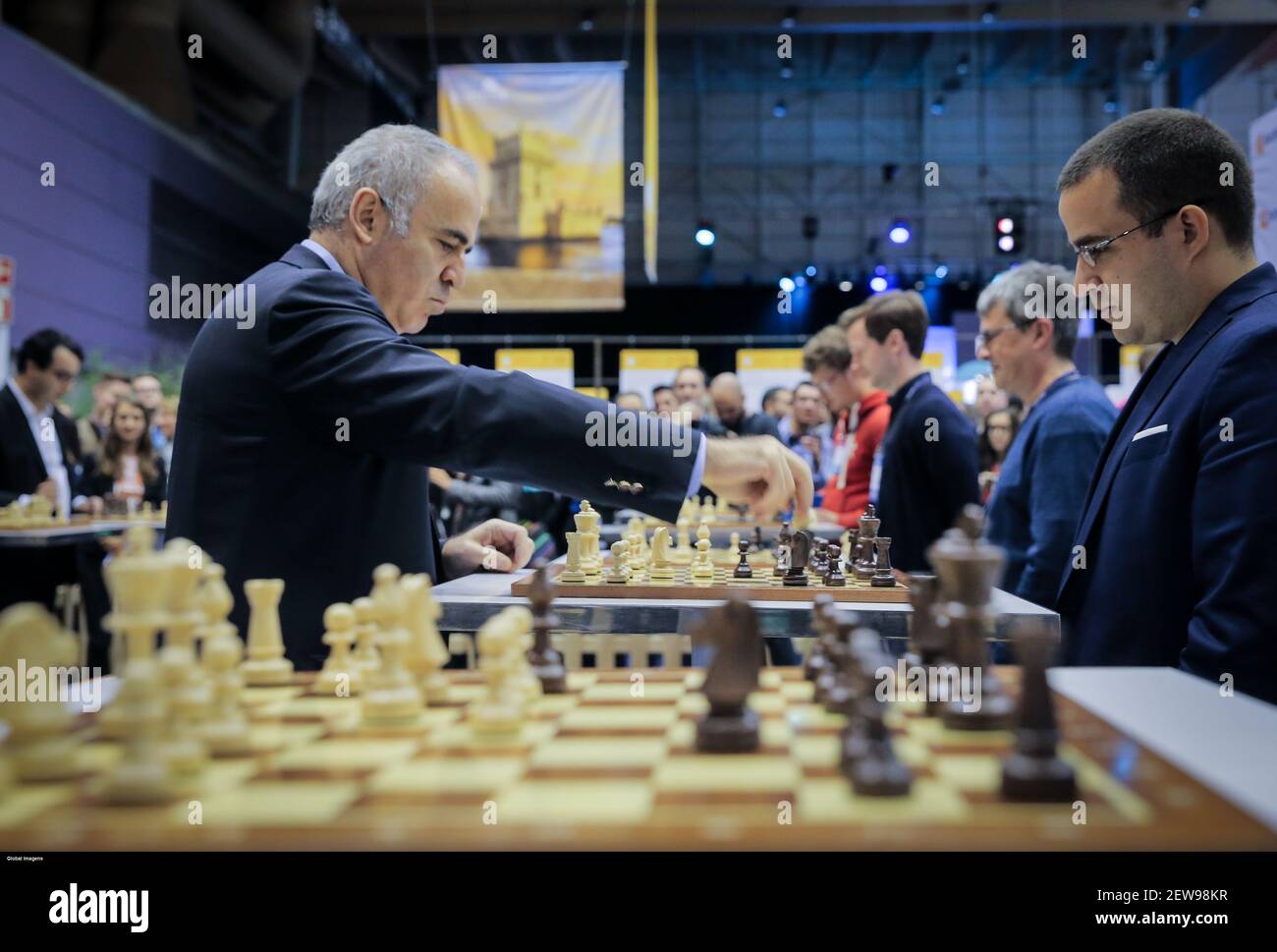 Russian Garry Kasparov, considered the best chess player in the world,  accepted the challenge and played chess this afternoon with ten  participants at the same time at the Web Summit held at