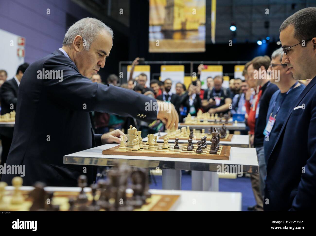 Russian Garry Kasparov, considered the best chess player in the world,  accepted the challenge and played chess this afternoon with ten  participants at the same time at the Web Summit held at