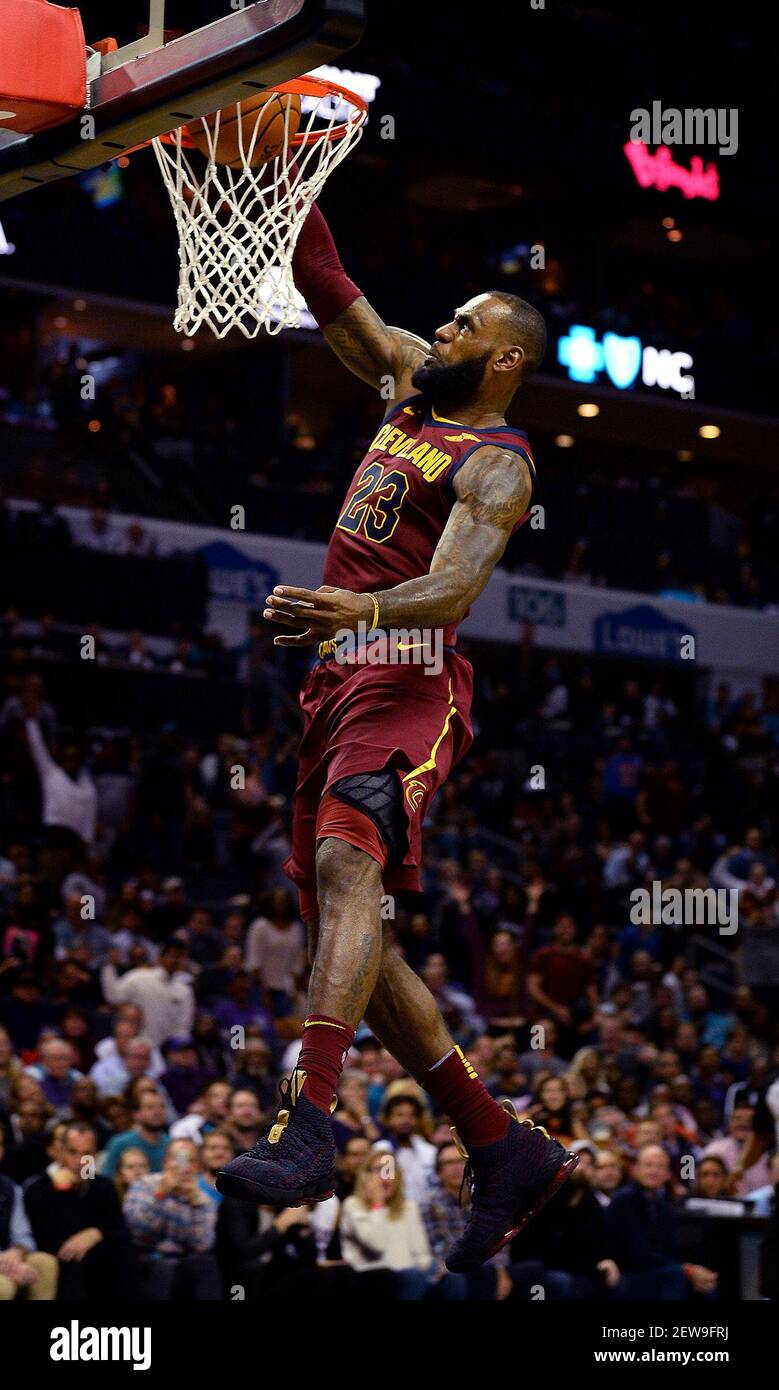 The Cleveland Cavaliers' Lebron James throws down a one-handed dunk against the Charlotte Hornets during fourth-quarter action on Wednesday, Nov. 15, 2017, at the Spectrum Center in Charlotte, N.C. The Cavaliers won, 115-107. (Photo by Jeff Siner/Charlotte Observer/TNS/Sipa USA) Stock Photo