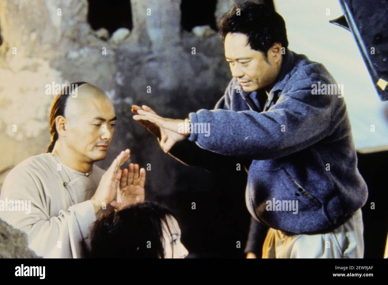 Chow Yun-fat, Director Ang Lee, 'Crouching Tiger, Hidden Dragon' (2000) Sony Pictures Classic. Photo Credit: / Sony Pictures Classic/The Hollywood Archive -  File Reference # 34082-622THA Stock Photo