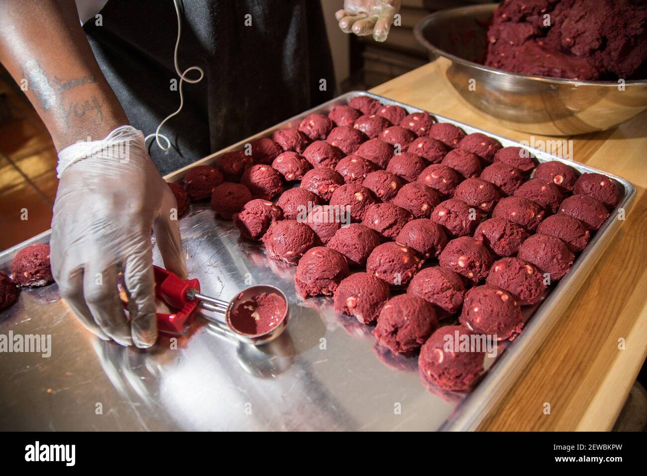Baker Zobia Courts makes red velvet white chocolate chip cookies at Laine's Bake Shop owned by Rachel Bernier-Green and her husband Jaryd Bernier-Green in Chicago's Morgan Park neighborhood on Friday, Dec. 8, 2017. (Photo by Zbigniew Bzdak/Chicago Tribune/TNS/Sipa USA) Stock Photo