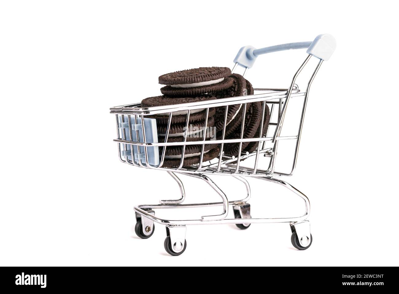 Shopping cart with shocolate cookies. Online shopping Stock Photo Alamy