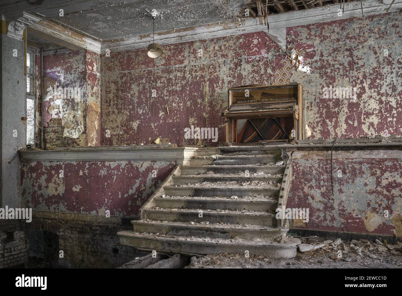 An old broken piano in an abandoned ruined building Stock Photo