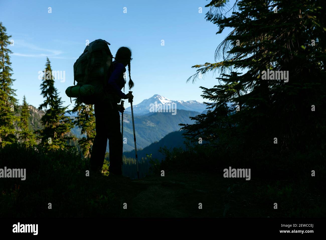 WA17663-00.....WASHINGTON - Woman backpacking near Piper Pas on the Pacific Crest Trail north of Snoqualmie Pass. Alpine Lakes Wilderness. Stock Photo