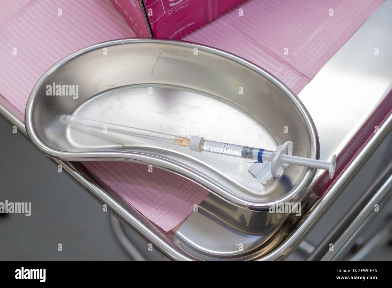 A metal plate put on the edge of a metal medical table with a fully