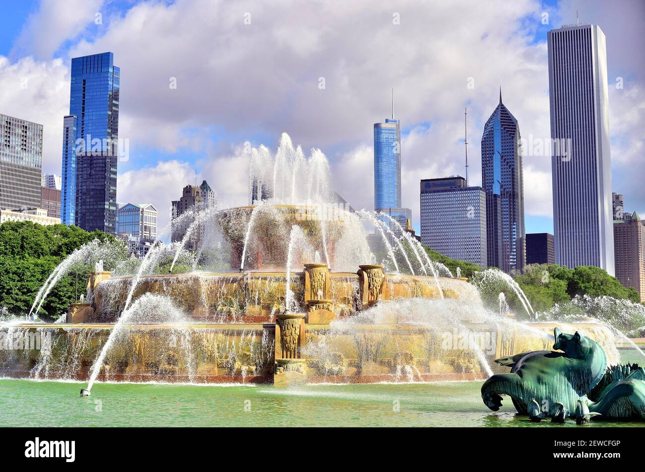 Chicago, Illinois, USA. Buckingham Fountain provides a flowing foreground to a portion of the city skyline that rises dynamically above it. Stock Photo