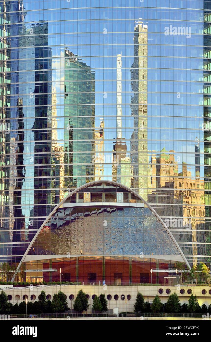 Chicago, Illinois, USA. River Point reflects other skyscrapers in the Chicago skyline off its curved glass surface. Stock Photo