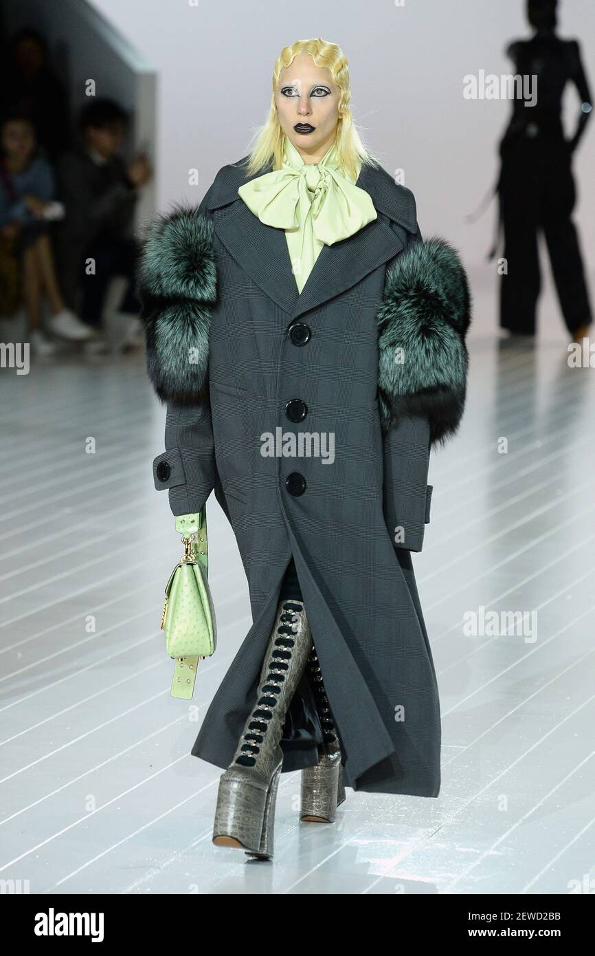 MARC JACOBS ジャケット LADY GAGA着用モデル Lady Gaga In Marc Jacobs - ELLE's 25th Annual Women In