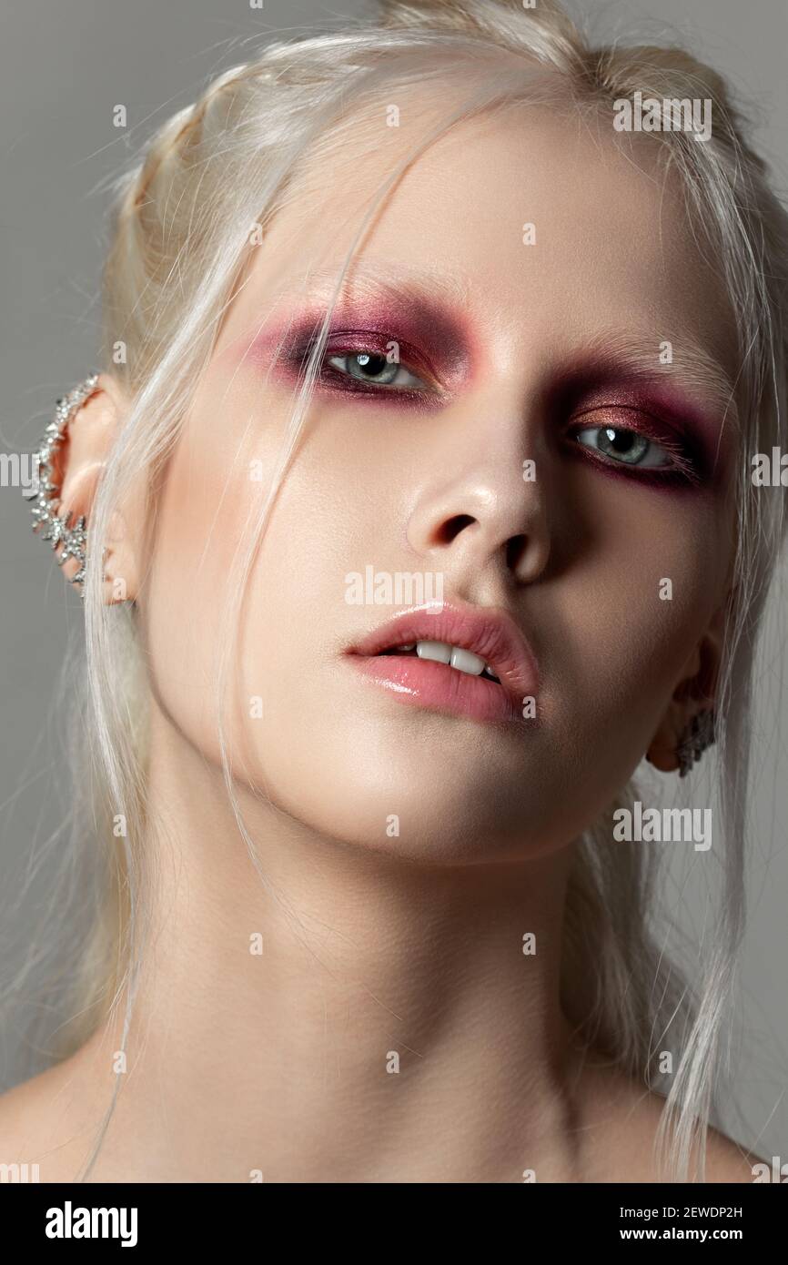 Fashion portrait of young beautiful woman Stock Photo - Alamy