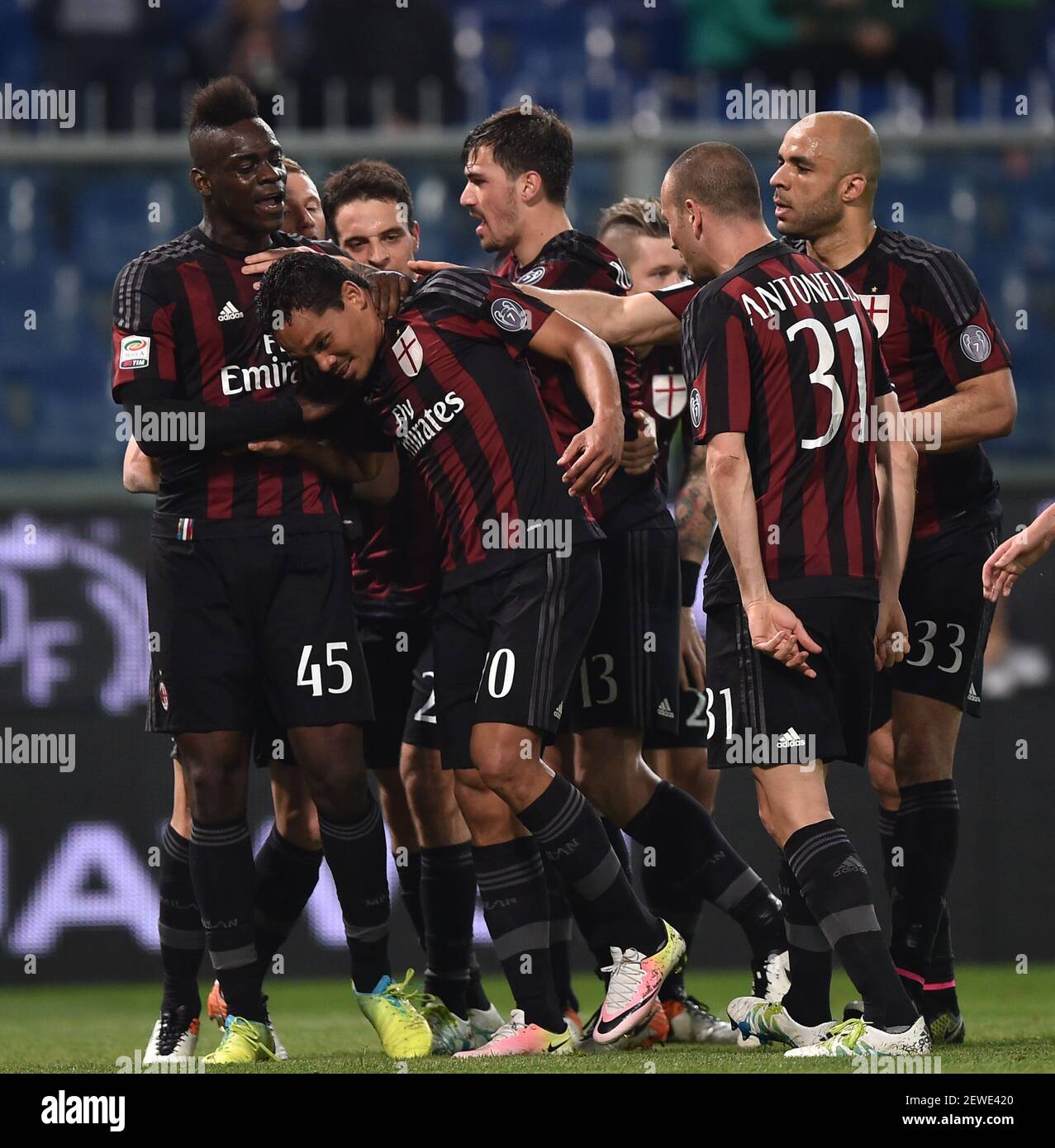 160418) -- GENOA, April 18, 2016 (Xinhua) -- Players of AC Milan celebrate  after scoring during the 2015-2016 season Serie A football match against  Sampdoria in Genoa, Italy, April 17, 2016. AC