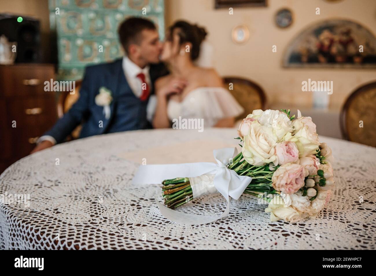 Happy newlyweds kissing sitting hi-res stock photography and images - Alamy