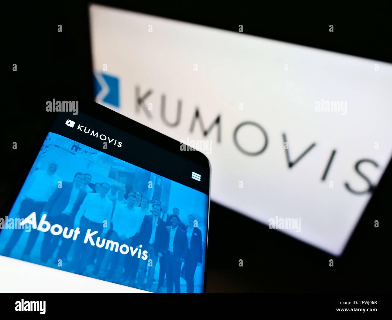 Mobile phone with webpage of German 3D printing company Kumovis GmbH on
