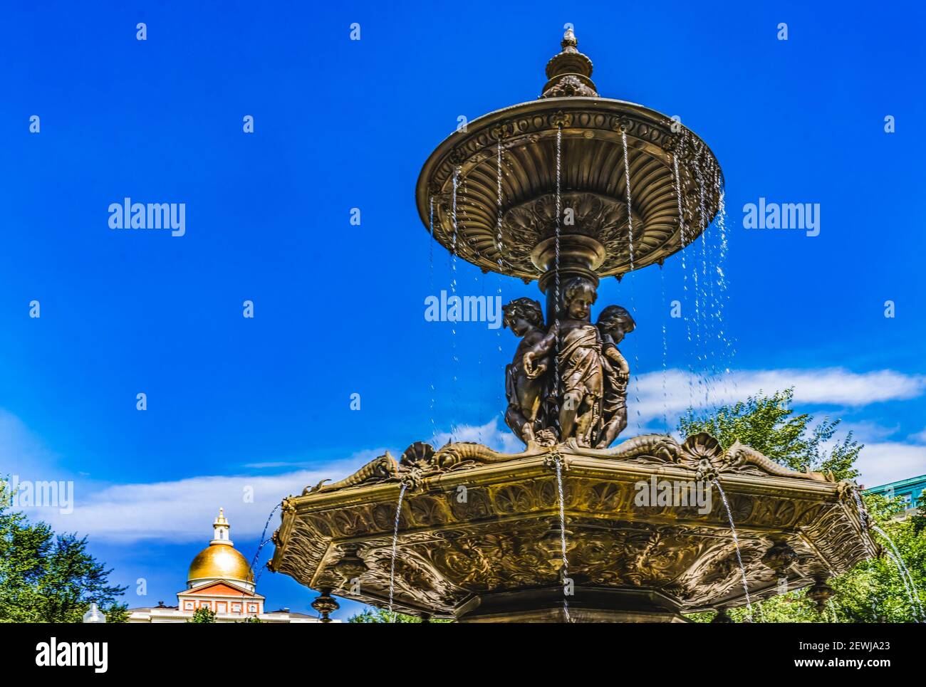 Brewer Fountain Boston Common Golden Dome State House Boston Massachusetts. Fountain cast in 1868 by Lenard. Massachusetts State House built 1798 and Stock Photo